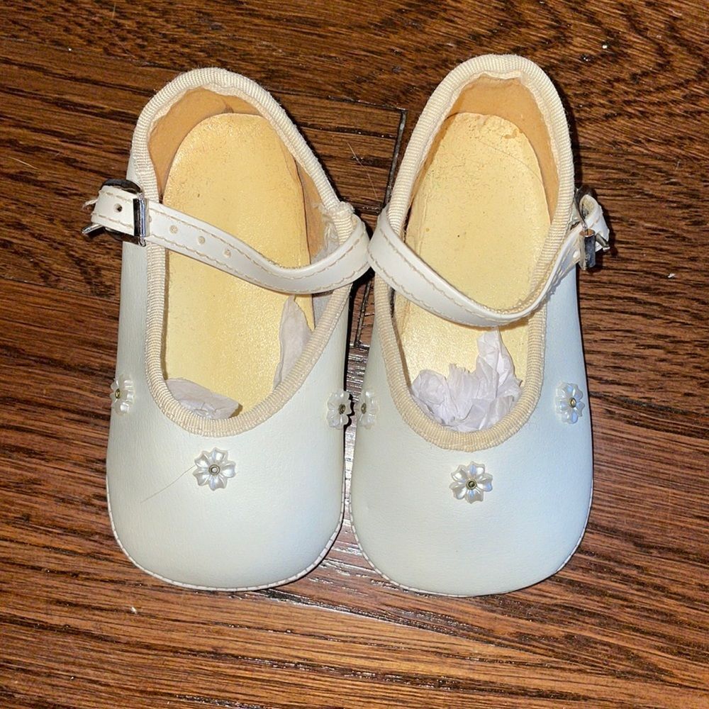 Vtg baby girl white Mary‎ Jane type shoes with white bead flowers on top